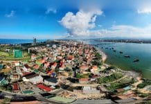 Đôi bờ sông Nhật Lệ, ảnh Nguyễn Xuân Tư