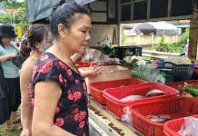 Phiên chợ xuất hiện, rất nhiều người dân trong xã theo thói quen ra mua nhu yếu phẩm, thức ăn hàng ngày.