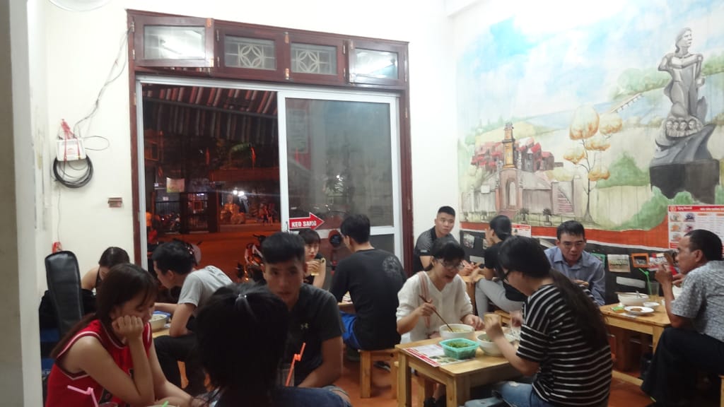 Không gian rất gợi nhớ quê hương cho những người QB xa quê tuy nhiên hơi ít bàn nên thường hết bàn vào giờ cao điểm - Ảnh Nguyễn Hiền