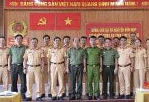Đồng chí đại tá Nguyễn Hữu Hợp, Giám đốc Công an tỉnh cùng các đại biểu chụp ảnh lưu niệm tại buổi làm việc.