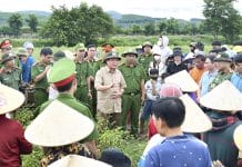 Đồng chí đại tá Nguyễn Hữu Hợp, Giám đốc Công an tỉnh trực tiếp trao đổi một số thông tin với người dân về công tác bảo đảm an ninh trật tự trên địa bàn.