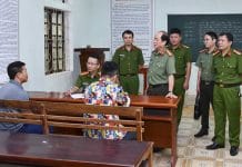 Lãnh đạo Công an tỉnh trực tiếp đấu tranh với các đối tượng trong đường dây đánh bạc bằng hình thức cá độ bóng đá.