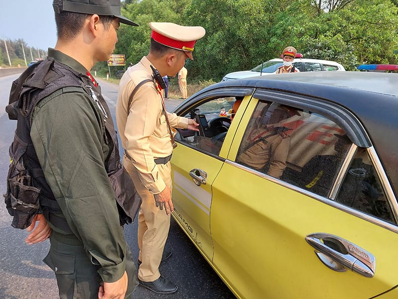 Lực lượng chức năng xử lý nghiêm các hành vi vi phạm trật tự, an toàn giao thông.