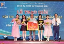 Lãnh đạo Công ty Xăng dầu trao giải nhất toàn đoàn giải hội thi văn nghệ