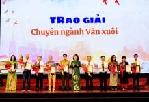 Trao giải cho các tác giả đoạt giải chuyên ngành Văn xuôi.