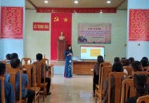 Tham gia lớp tập huấn có 60 học viên là những nghệ nhân, già làng, trưởng bản, người có uy tín và đồng bào dân tộc Bru-Vân Kiều ở xã Trọng Hóa. 