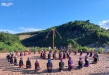 Tham gia lớp tập huấn là những nghệ nhân, già làng, trưởng bản, người có uy tín và đồng bào dân tộc Bru-Vân Kiều ở xã Trọng Hóa.