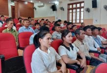 Tham gia lớp tập huấn là nghệ nhân, già làng, trưởng bản, bi thư chi bộ, người có uy tín đồng bào dân tộc Bru-Vân Kiều