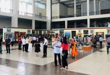 Khách tham quan triển lãm.