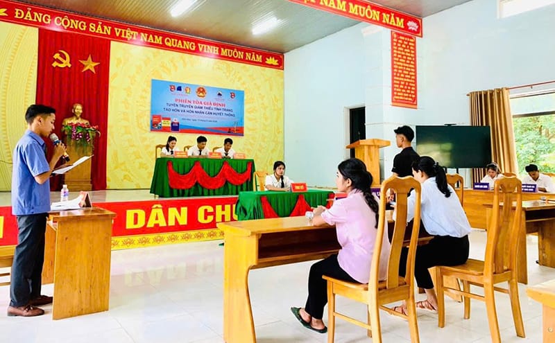 Tuyên truyền giảm tỷ lệ tảo hôn thông qua phiên tòa giả định.