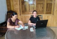 Nhân viên thu BHXH thuộc Hội Nông dân xã Thanh Hóa đến tận nhà tuyên truyền, hướng dẫn người dân cách thức tham gia BHYT.