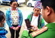 Công an xã Hua Thanh, huyện Điện Biên, tỉnh Điện Biên hướng dẫn cài đặt phần mềm VNeID cho nhân dân trên địa bàn. (Ảnh: Thành Đạt/ Báo Nhân Dân)