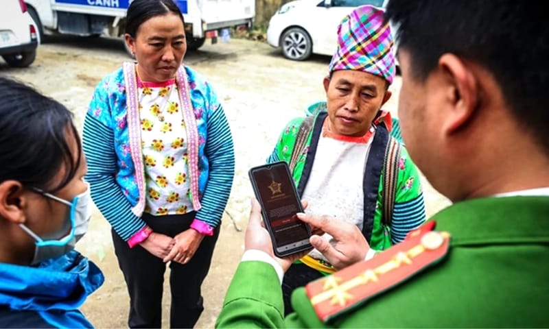 Công an xã Hua Thanh, huyện Điện Biên, tỉnh Điện Biên hướng dẫn cài đặt phần mềm VNeID cho nhân dân trên địa bàn. (Ảnh: Thành Đạt/ Báo Nhân Dân)
