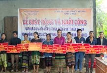 Trao biển tượng trưng hỗ trợ xây dựng nhà “Đại đoàn kết” cho các hộ gia đình.