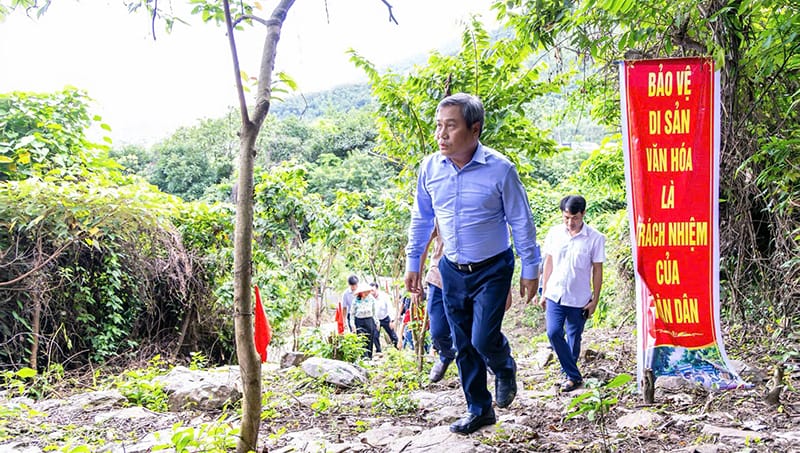 Đồng chí Bí thư Tỉnh ủy Vũ Đại Thắng và đoàn công tác kiểm tra thực địa tuyến đường