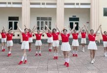Các thành viên CLB Shuffle dance Đồng Lê hăng say tập luyện.
