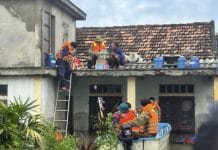 Lực lượng tham gia bảo vệ ANTT ở cơ sở cùng với lực lượng Công an hỗ trợ nhân dân phòng, chống lũ lụt.