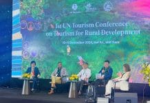 Đại diện Làng du lịch Tân Hoá (bên trái) tham gia thảo luận tại hội nghị. 