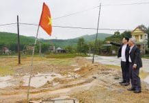 Lãnh đạo xã Liên Trạch luôn quan tâm, sâu sát việc đầu tư xây dựng cơ sở hạ tầng ở địa phương.