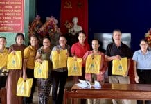 BHXH huyện Lệ Thủy chú trọng phát triển người tham gia BHXH tự nguyện tại các hội nghị tuyên truyền về chính sách bảo hiểm.