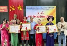 Trao bằng nghệ nhân dân gian cho các hội viên.