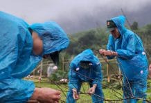 Cán bộ, chiến sĩ Đồn Biên phòng Cà Xèng chuẩn bị cho phiên chợ Tết.