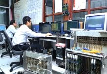  Xử lý kỹ thuật tại phòng Truyền dẫn Trung tâm VNPT Hà Nội. Ảnh tư liệu: Minh Quyết/TTXVN