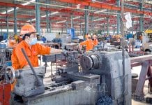 Công nhân lao động mong muốn tăng lương tối thiểu vùng để cải thiện mức sống. Ảnh: TTXVN
