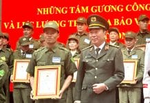 Lãnh đạo Bộ Công an trao kỷ niệm chương vinh danh gương điển hình lực lượng tham gia bảo vệ ANTT ở cơ sở tiêu biểu “Sống trong lòng dân” đối với anh Nguyễn Thế Lợi.