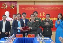 Đại diện lãnh đạo Công an tỉnh và cảng hàng không Đồng Hới ký kết biên bản bàn giao. 