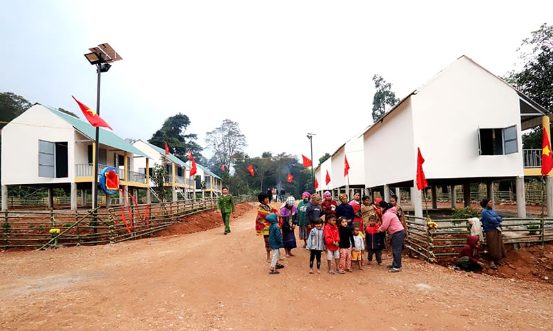 Những ngôi nhà mới mọc lên tại bản Cồn Roàng, xã Thượng Trạch (Bố Trạch).