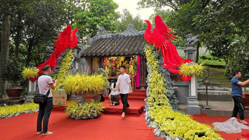 Trang hoàng Đền thờ Thánh Mẫu Liễu Hạnh.