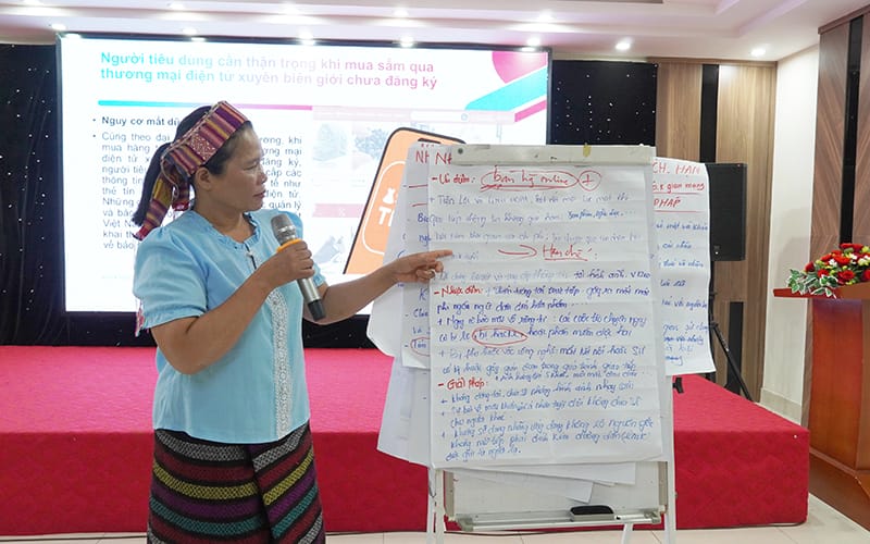 Chị Hồ Thị Thư (trưởng bản Đá Chát, xã Trường Sơn, Quảng Ninh) tham gia lớp tập huấn dành cho các tổ truyền thông cộng đồng tại TP. Đồng Hới.