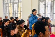 Chị em phụ nữ tham gia hội nghị đối thoại chính sách tại xã Dân Hóa (Minh Hóa).