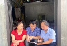 Các nhân viên thu BHXH tích cực “đi từng ngõ, gõ từng nhà” để tuyên truyền về chính sách BHXH tự nguyện.