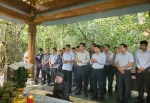 Lễ dâng hương tại đền thờ thác Bụt, xã Yên Hóa, Minh Hóa.