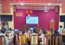 Bảo hiểm xã hội huyên Tuyên Hóa tuyên truyền cho người dân về các chính sách bảo hiểm trên địa bàn xã Mai Hóa.