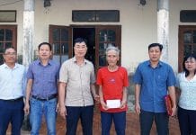 Lãnh đạo huyện Quảng Ninh thăm hỏi, động viên các gia đình có công với cách mạng được hỗ trợ xây dựng và sửa chữa nhà ở.