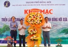 Hội Sinh vật cảnh các tỉnh, thành phố tặng hoa chúc mừng triển lãm.