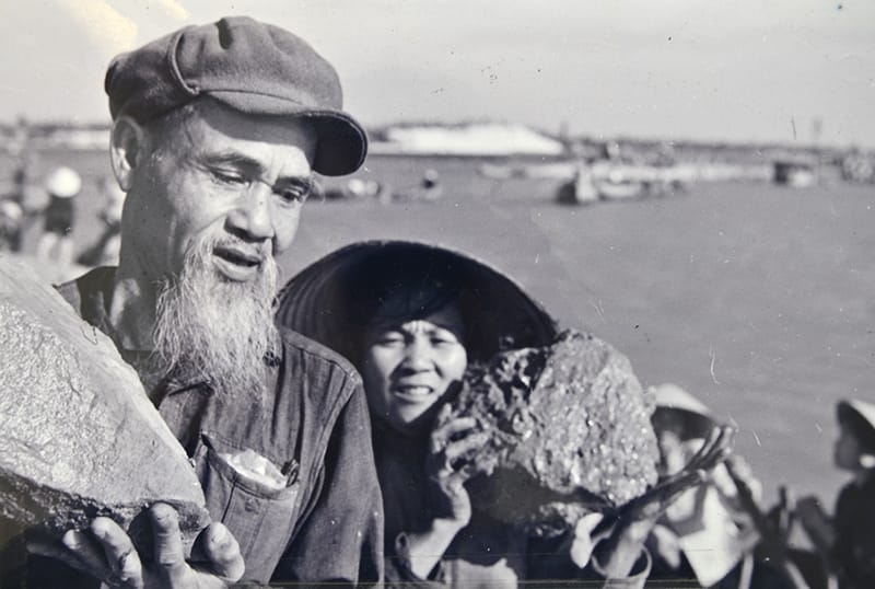 Người dân Đồng Hới góp đá thi công cầu Dài, năm 1973.      Ảnh: Tư liệu