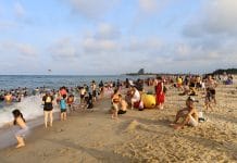 Bãi biển Nhật Lệ thu hút du khách.