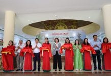 Các đại biểu cắt băng khai mạc triển lãm.