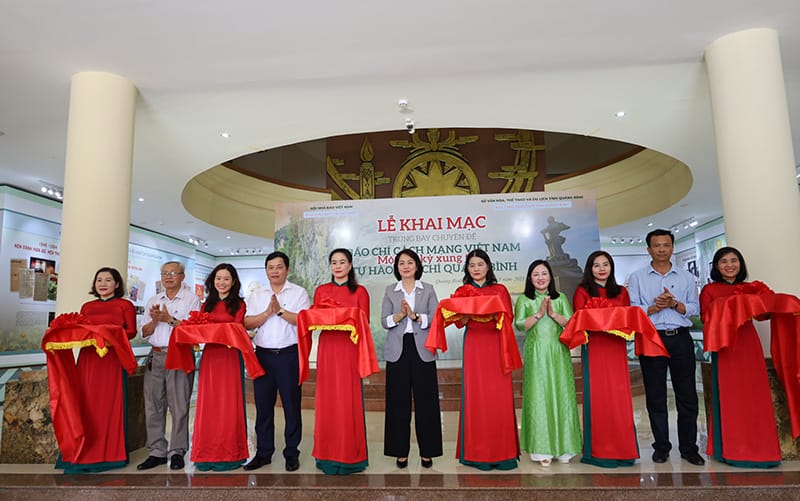 Các đại biểu cắt băng khai mạc triển lãm.