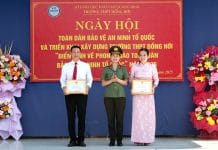 Trao bằng khen của Công an tỉnh cho tập thể và cá nhân có thành tích cao trong phong trào “Toàn dân bảo vệ an ninh Tổ quốc”.