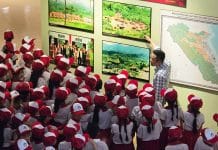 Các em thiếu nhi háo hức tìm hiểu không gian trưng bày văn hóa các dân tộc thiểu số tại Bảo tàng Tổng hợp tỉnh.