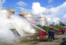 Lực lượng phòng cháy, chữa cháy thực hiện các nội dung diễn tập. Ảnh Hồng Ninh/TTXVN