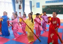 Học sinh được trải nghiệm không gian hò khoan, chèo cạn ngay tại trường học.