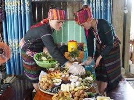 Các đội thi chuẩn bị món ăn mang nét đặc trưng riêng của ẩm thực địa phương.